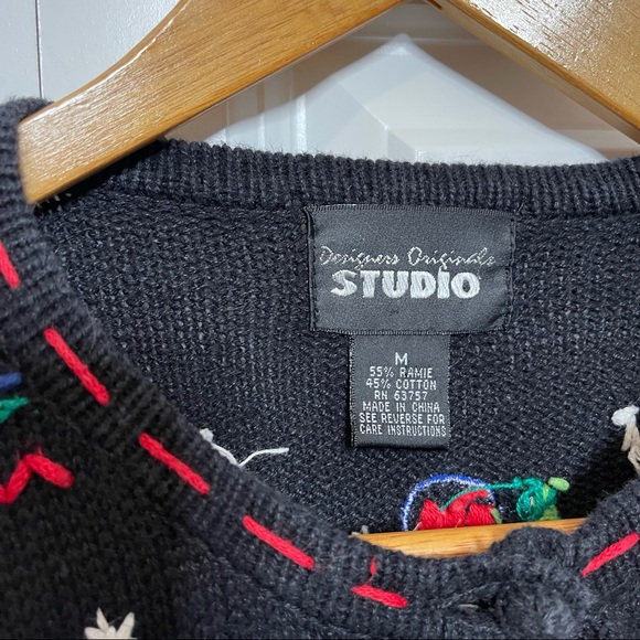 VTG Holiday Christmas Carolers Embroidered Black Sweater Cardigan Women's Sz M - Picture 4 of 9